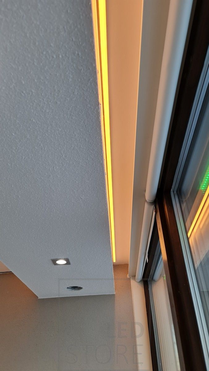 En färgtemperaturjusterbar LED-list monterad framför gardinskenan ger indirekt ljus. Ledstore.fi